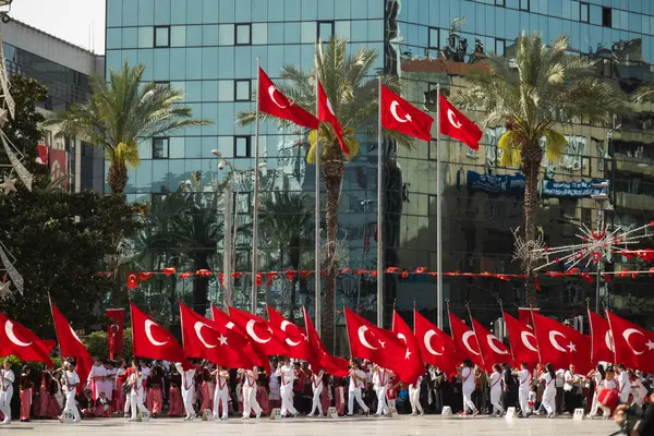 Izmir Turchia Aprile 2024 Bambini Sono Pronti Con Bandiere Durante Foto Stock Royalty Free