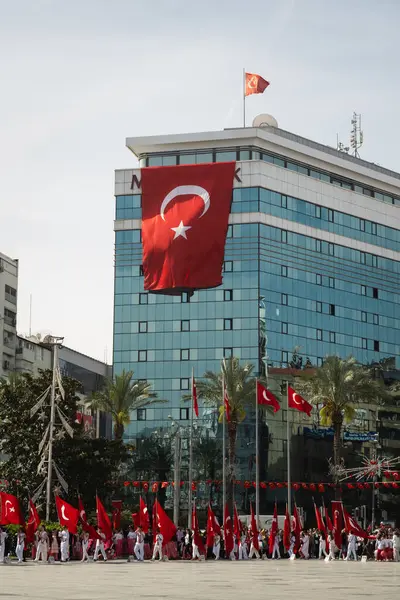 Izmir Turcja Kwietnia 2024 Dzieci Stoją Gotowości Flagami Podczas Obchodów Zdjęcie Stockowe