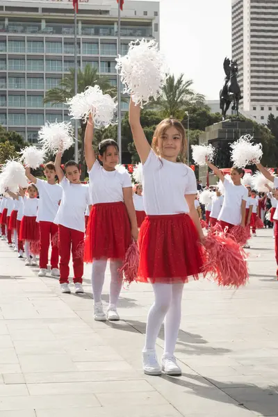 Izmir Turcia Aprilie 2024 Copiii Împodobiți Haine Roșii Albe Dansează Fotografie de stoc