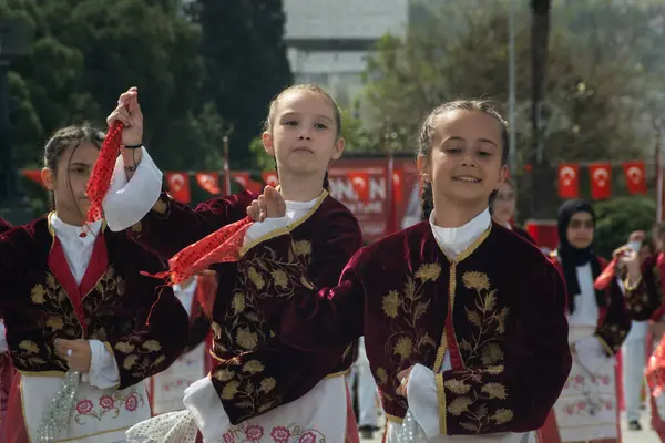 Izmir Turcja Kwietnia 2024 Zbliżenie Dziewcząt Tradycyjnych Strojach Tureckich Wykonujących Obrazek Stockowy