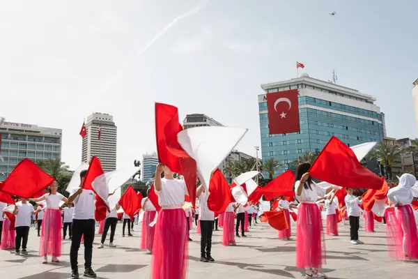 Izmir Turquía Abril 2024 Jóvenes Estudiantes Vestidos Rojo Blanco Realizan Fotos de stock libres de derechos