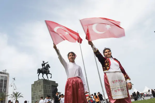 Smirne Turchia Aprile 2024 Due Gioiose Ragazze Sventolano Bandiera Turca Foto Stock Royalty Free