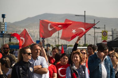 İzmir, Türkiye - 23 Nisan 2024: Türk bayraklı izleyiciler İzmir 'deki Cumhuriyet Meydanı' nda düzenlenen Ulusal Egemenlik ve Çocuk Günü kutlamaları sırasında bir araya geldiler