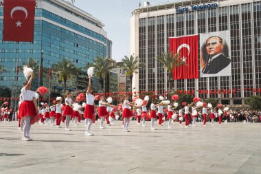 İzmir, Türkiye - 23 Nisan 2024: İzmir, İzmir 'de düzenlenen Ulusal Egemenlik ve Çocuk Günü kutlamalarında kırmızı ve beyaza bürünmüş çocuklar ponpon kızlarıyla gösteri yaptılar