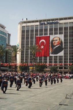 İzmir, Türkiye - 23 Nisan 2024: Geleneksel Zeybek kıyafeti giymiş çocuklar, Türk bayrakları ve Atatürk portresiyle Cumhuriyet Meydanı 'nda Milli Egemenlik ve Çocuk Günü için ikonik dansı yaptılar