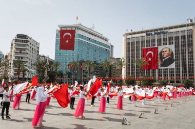 İzmir, Türkiye - 23 Nisan 2024: Türkiye 'nin Ulusal Egemenlik ve Çocuk Günü kutlamaları sırasında İzmir Cumhuriyet Meydanı' nda kırmızı ve beyaz giyinmiş genç kız öğrenciler bayrak dansı yaptılar