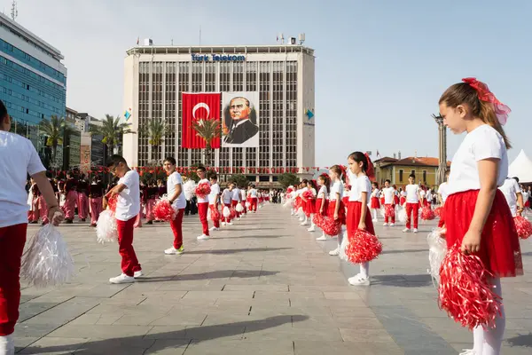İzmir, Türkiye - 23 Nisan 2024: Ulusal Egemenlik ve Çocuk Günü 'nün kutlanması, Cumhuriyet Meydanı, İzmir' de resmi olarak giyinmiş çocuklar, Türk bayrağı ve Atatürk 'ün imajı öne çıktı