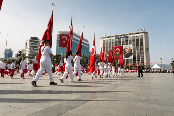 Измир Турция Апреля 2024 Года Детский Марш Турецкими Флагами Площади — стоковое фото