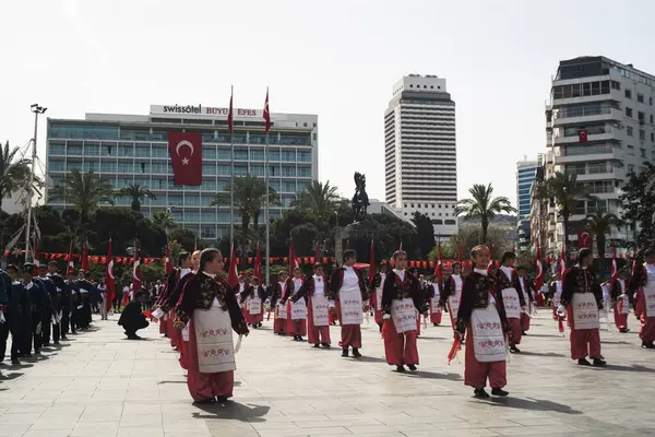 Izmir Turquía Abril 2024 Estudiantes Con Atuendo Tradicional Turco Realizan Imagen de archivo