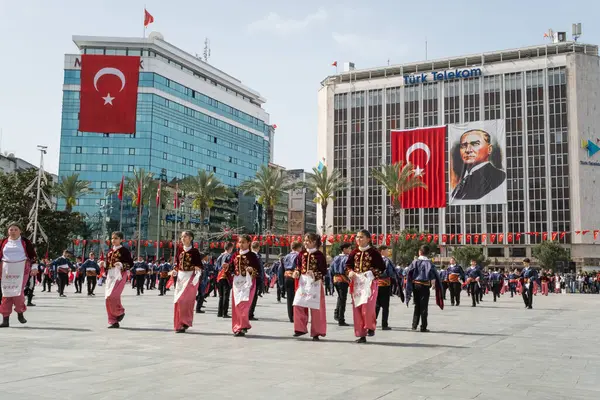 이즈미르 23일 2024년 전통적인 학생들은 아타투르크의 초상화와 터키의 깃발을 배경으로 로열티 프리 스톡 이미지