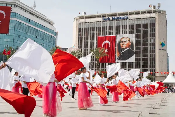 이즈미르 23일 2024년 붉은색과 흰색으로 학생들은 터키의 주권과 어린이의 이즈미르 스톡 사진