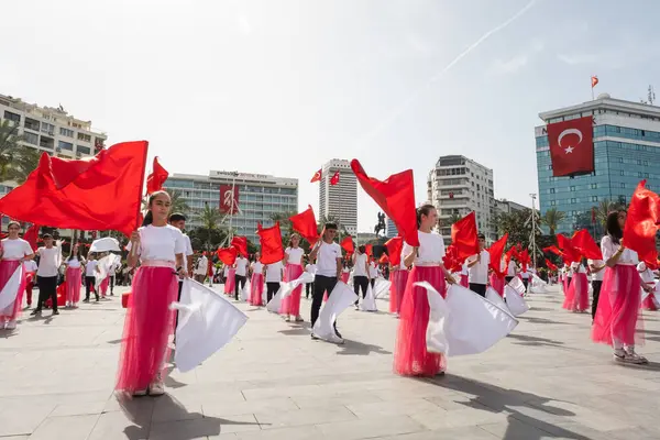 Izmir Turquie Avril 2024 Jeunes Étudiants Vêtus Rouge Blanc Dansent Photo De Stock
