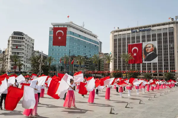 Izmir Turcja Kwietnia 2024 Radosny Taniec Dzieci Czerwieni Bieli Tureckimi Obrazy Stockowe bez tantiem