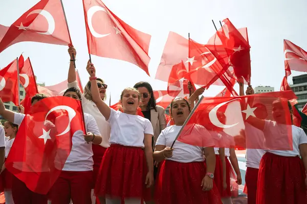 Izmir Turchia Aprile 2024 Studenti Turchi Entusiasti Sventolano Loro Bandiere Foto Stock