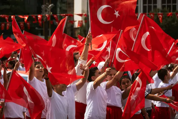 Izmir Tyrkia April 2024 Entusiastiske Tyrkiske Studenter Vinker Sine Flagg royaltyfrie gratis stockfoto