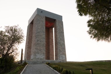 Çanakkale, Türkiye - 18 Aralık 2024: Gelibolu Yarımadası 'ndaki Seddulbahir köyünde bulunan Şehitler Anıtı' nın fotoğrafı.