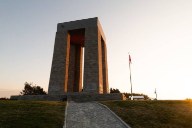 Çanakkale, Türkiye - 18 Aralık 2024: Gelibolu Yarımadası 'ndaki Seddulbahir köyünde bulunan Şehitler Anıtı' nın fotoğrafı.
