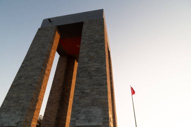 Çanakkale, Türkiye - 18 Aralık 2024: Gelibolu Yarımadası 'ndaki Seddulbahir köyünde bulunan Şehitler Anıtı' nın fotoğrafı.