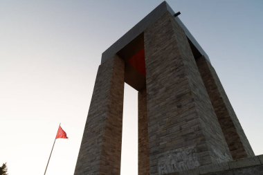 Çanakkale, Türkiye - 18 Aralık 2024: Gelibolu Yarımadası 'ndaki Seddulbahir köyünde bulunan Şehitler Anıtı' nın fotoğrafı.