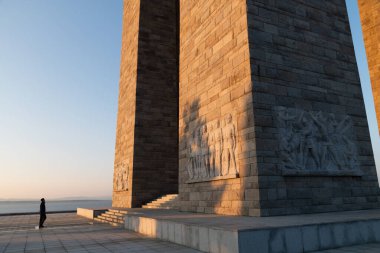 Çanakkale, Türkiye - 18 Aralık 2024: Gelibolu Yarımadası 'ndaki Seddulbahir köyünde anıta doğru yürüyen bir asker siluetinin yer aldığı Şehitler Anıtı fotoğrafı