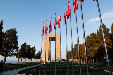 Çanakkale, Türkiye - 18 Aralık 2024: Gelibolu Yarımadası 'ndaki Seddulbahir köyünde bulunan Şehitler Anıtı' nın fotoğrafı.