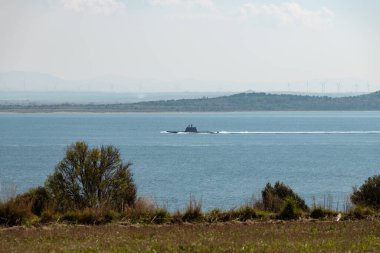 Çanakkale, Türkiye - 18 Mart 2024: Gelibolu Yarımadası 'ndaki Seddulbahir köyünde düzenlenen 18 Mart Çanakkale Zaferi kutlamaları sırasında Ege Denizi' ndeki bir denizaltının fotoğrafı