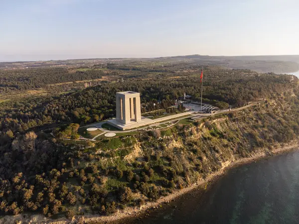 Çanakkale, Türkiye - 19 Aralık 2024: Çanakkale 'deki Gelibolu Yarımadası' nda bulunan tarihi Şehitler Anıtı 'nın havadan çekilmiş fotoğrafı