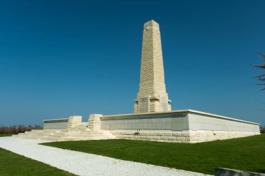 Çanakkale, Türkiye - 18 Aralık 2024: Gözcü Baba Hill 'deki Cape Helles Anıtı, I. Dünya Savaşı' nda ölen ve mezarı bilinmeyen 20.000 'den fazla İngiliz askerine adanmıştır..