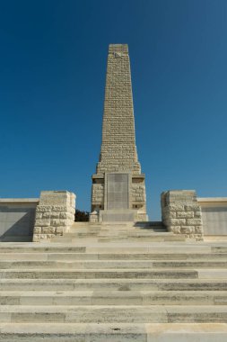 Çanakkale, Türkiye - 18 Aralık 2024: Gözcü Baba Hill 'deki Cape Helles Anıtı, I. Dünya Savaşı' nda ölen ve mezarı bilinmeyen 20.000 'den fazla İngiliz askerine adanmıştır..