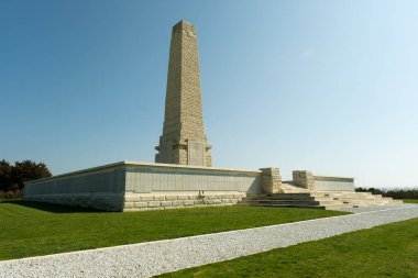 Çanakkale, Türkiye - 18 Aralık 2024: Gözcü Baba Hill 'deki Cape Helles Anıtı, I. Dünya Savaşı' nda ölen ve mezarı bilinmeyen 20.000 'den fazla İngiliz askerine adanmıştır..