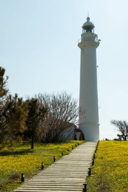 Çanakkale, Türkiye - 18 Aralık 2024: Gelibolu Yarımadası 'ndaki Mehmetcik Deniz Feneri. Bina aynı zamanda Sualtı Parkı Tarihi Sergisi 'ne de ev sahipliği yapıyor.