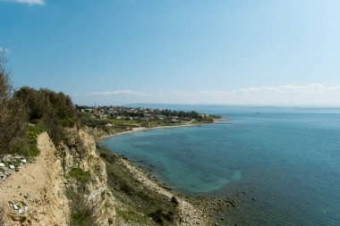 Çanakkale, Türkiye - 18 Aralık 2024: Gelibolu Yarımadası 'ndaki Seddulbahir Kalesi ve Ertuğrul Körfezi' nin uzak görünümü.
