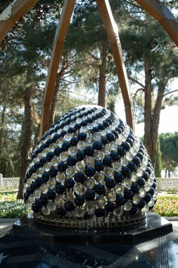 Çanakkale, Türkiye - 19 Aralık 2024: Anıt, Çanakkale Şehitleri Anıtı 'ndaki Türk Bahçesi' ne yakın çekim. Sekiz siyah Türk bayrağı Osmanlı 'nın Gelibolu dışındaki kayıp cephelerini temsil ediyor..