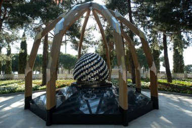 Çanakkale, Türkiye - 19 Aralık 2024: Anıt, Çanakkale Şehitleri Anıtı 'ndaki Türk Bahçesi' ne yakın çekim. Sekiz siyah Türk bayrağı Osmanlı 'nın Gelibolu dışındaki kayıp cephelerini temsil ediyor..