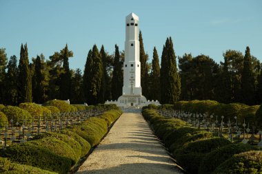 Çanakkale, Türkiye - 19 Aralık 2024: Çanakkale 'deki Gelibolu' daki Fransız mezarlığındaki mezarlık ve anıtın fotoğrafı.