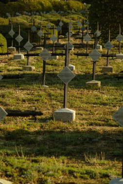 Çanakkale, Türkiye - 19 Aralık 2024: Çanakkale 'deki Gelibolu' daki Fransız mezarlığındaki mezarların yakın çekimi.