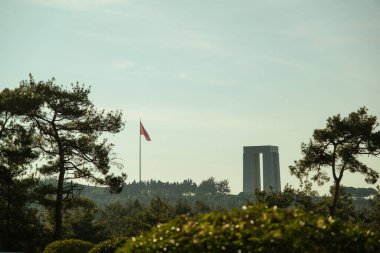 Çanakkale, Türkiye - 19 Aralık 2024: Çanakkale 'deki Gelibolu Şehitleri Anıtı' nın uzak fotoğrafı.