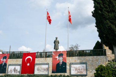 Çanakkale, Türkiye - 19 Aralık 2024: Eceabat 'taki Bigali Meydanı Türk bayraklarıyla süslendi.
