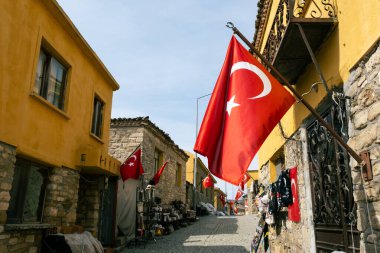 Çanakkale, Türkiye - 19 Aralık 2024: Eceabat 'taki Bigali köyü sokakları Türk bayraklarıyla süslendi.
