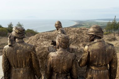 Çanakkale, Türkiye - 19 Mart 2024: Atatürk ve beraberindekilerin Çanakkale 'deki Conkbayiri' de gözlemledikleri anıtın fotoğrafı