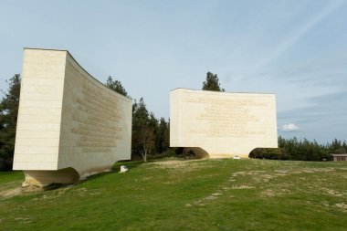 Çanakkale, Türkiye - 19 Aralık 2024: Çanakkale 'de Conkbayiri' deki yazıtların fotoğrafı