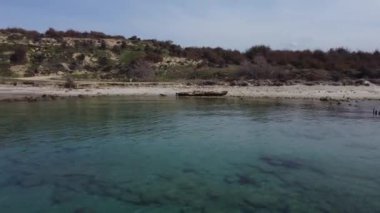 Birinci Dünya Savaşı 'ndan geriye kalanların ve Gelibolu Yarımadası' ndaki Topraksirti Sahili kıyılarının insansız hava aracı videosu..