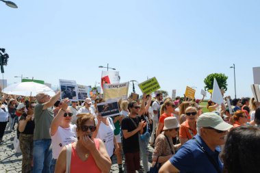 İzmir, Türkiye - 2 Haziran 2024: İzmir 'de protestocular, sahipsiz sokak köpeklerine 30 gün sonra ötenazi yapma amaçlı yasa tasarısına karşı çıktılar. Göstericiler Cumhuriyet Meydanı 'ndan Gundogdu Meydanı' na yürüdü