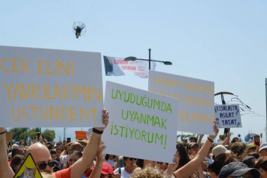 İzmir, Türkiye - 2 Haziran 2024: İzmir 'de protestocular, sahipsiz sokak köpeklerine 30 gün sonra ötenazi yapma amaçlı yasa tasarısına karşı çıktılar. Göstericiler Cumhuriyet Meydanı 'ndan Gundogdu Meydanı' na yürüdü