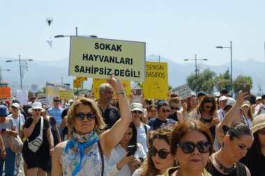 İzmir, Türkiye - 2 Haziran 2024: İzmir 'de protestocular, sahipsiz sokak köpeklerine 30 gün sonra ötenazi yapma amaçlı yasa tasarısına karşı çıktılar. Göstericiler Cumhuriyet Meydanı 'ndan Gundogdu Meydanı' na yürüdü