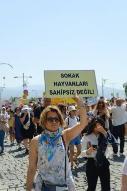 İzmir, Türkiye - 2 Haziran 2024: İzmir 'de protestocular, sahipsiz sokak köpeklerine 30 gün sonra ötenazi yapma amaçlı yasa tasarısına karşı çıktılar. Göstericiler Cumhuriyet Meydanı 'ndan Gundogdu Meydanı' na yürüdü