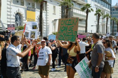 İzmir, Türkiye - 2 Haziran 2024: İzmir 'de protestocular, sahipsiz sokak köpeklerine 30 gün sonra ötenazi yapma amaçlı yasa tasarısına karşı çıktılar. Göstericiler Cumhuriyet Meydanı 'ndan Gundogdu Meydanı' na yürüdü