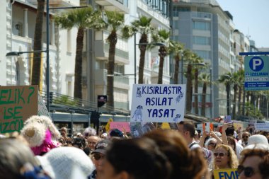 İzmir, Türkiye - 2 Haziran 2024: İzmir 'de protestocular, sahipsiz sokak köpeklerine 30 gün sonra ötenazi yapma amaçlı yasa tasarısına karşı çıktılar. Göstericiler Cumhuriyet Meydanı 'ndan Gundogdu Meydanı' na yürüdü