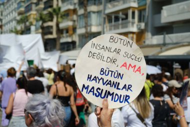 İzmir, Türkiye - 2 Haziran 2024: İzmir 'de protestocular, sahipsiz sokak köpeklerine 30 gün sonra ötenazi yapma amaçlı yasa tasarısına karşı çıktılar. Göstericiler Cumhuriyet Meydanı 'ndan Gundogdu Meydanı' na yürüdü