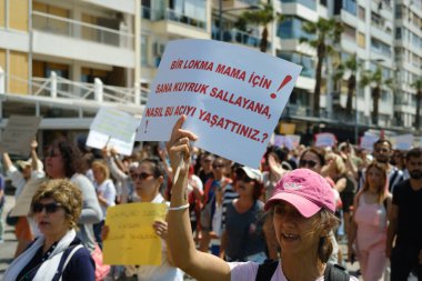 İzmir, Türkiye - 2 Haziran 2024: İzmir 'de protestocular, sahipsiz sokak köpeklerine 30 gün sonra ötenazi yapma amaçlı yasa tasarısına karşı çıktılar. Göstericiler Cumhuriyet Meydanı 'ndan Gundogdu Meydanı' na yürüdü